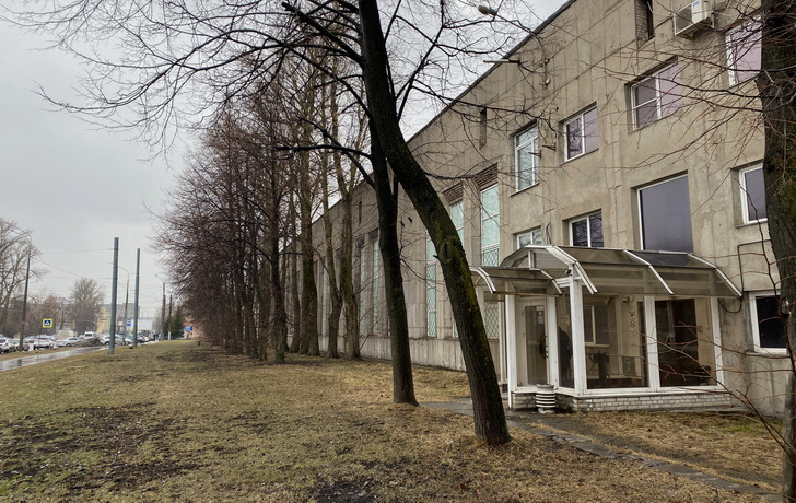 фото здания на территории комплекса